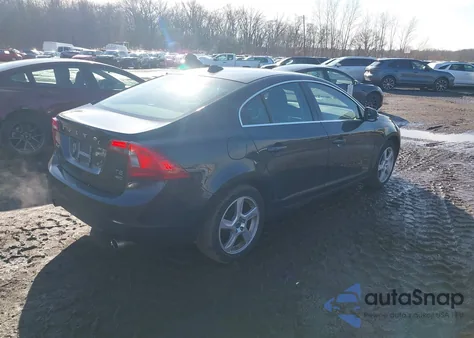 2013 Volvo S60 T5/T5 Platinum/T5 Premier/T5 Premier Plus z USA, uszkodzony, nr VIN YV1612FH5D2188633